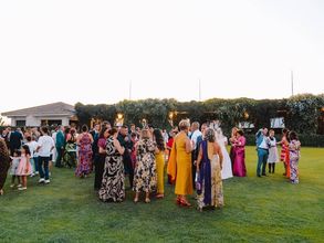 Gente bien vestida en un evento